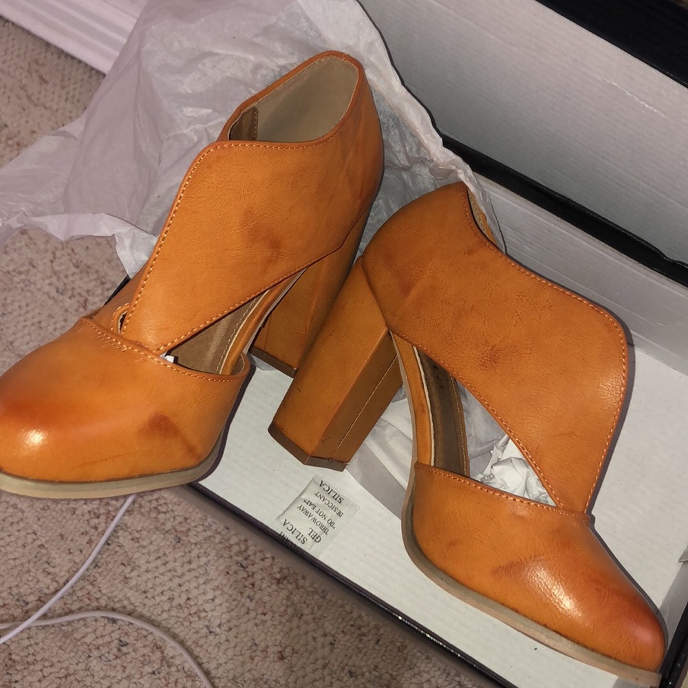 NIB 8.5 heels